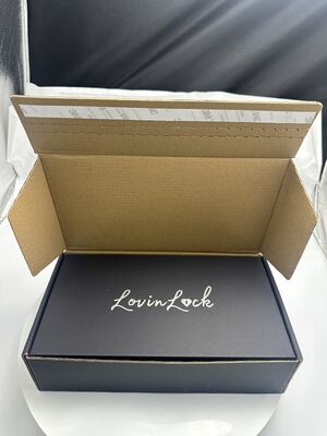 Goede prijs Aanpasbare verpakking set van golfkarton, inclusief beschermende kraft envelop en stijlvolle matzwarte geschenkdoos voor presentatie online