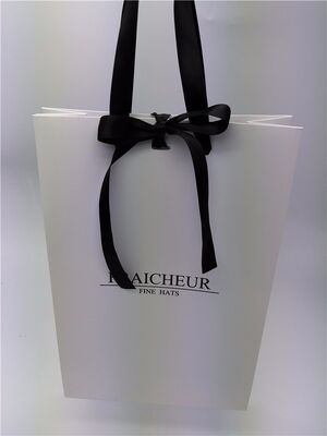 Goede prijs Ruimtebesparende vouwbare gerecyclede cadeautassen gemaakt van wit kunstpapier met aanpasbaar logo en lintkleur perfect voor detailhandel en cadeautjes online