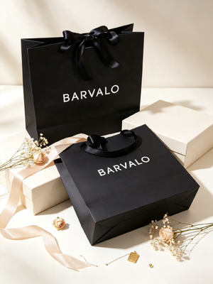 Goede prijs Recycled gift bags Matte zwarte papieren tassen met satine lint handgrepen en zachte touch laminatie voor high-end cadeau verpakking online
